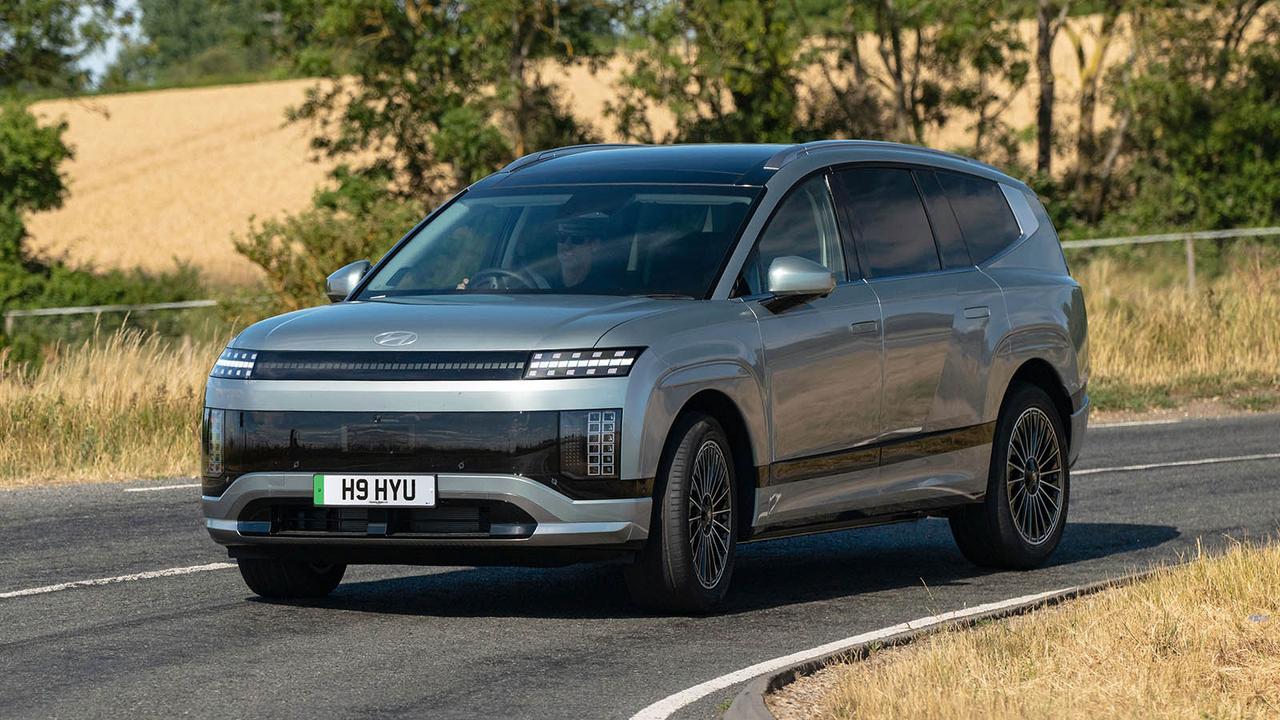 Hyundai Ioniq 9 in silver