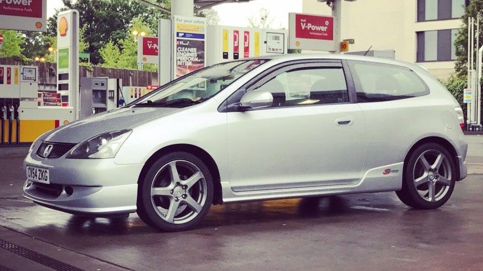 2004 Honda Civic Sport in petrol station