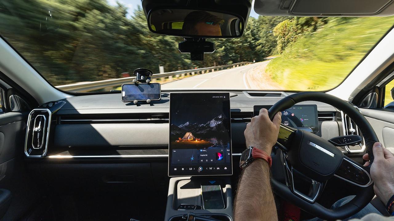 Jaecoo 7 interior driving shot