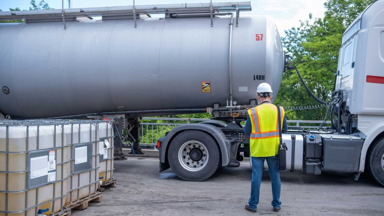 Fuel tanker