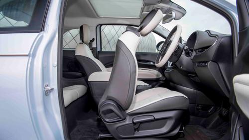 Fiat 500e driver's seat folded, side view