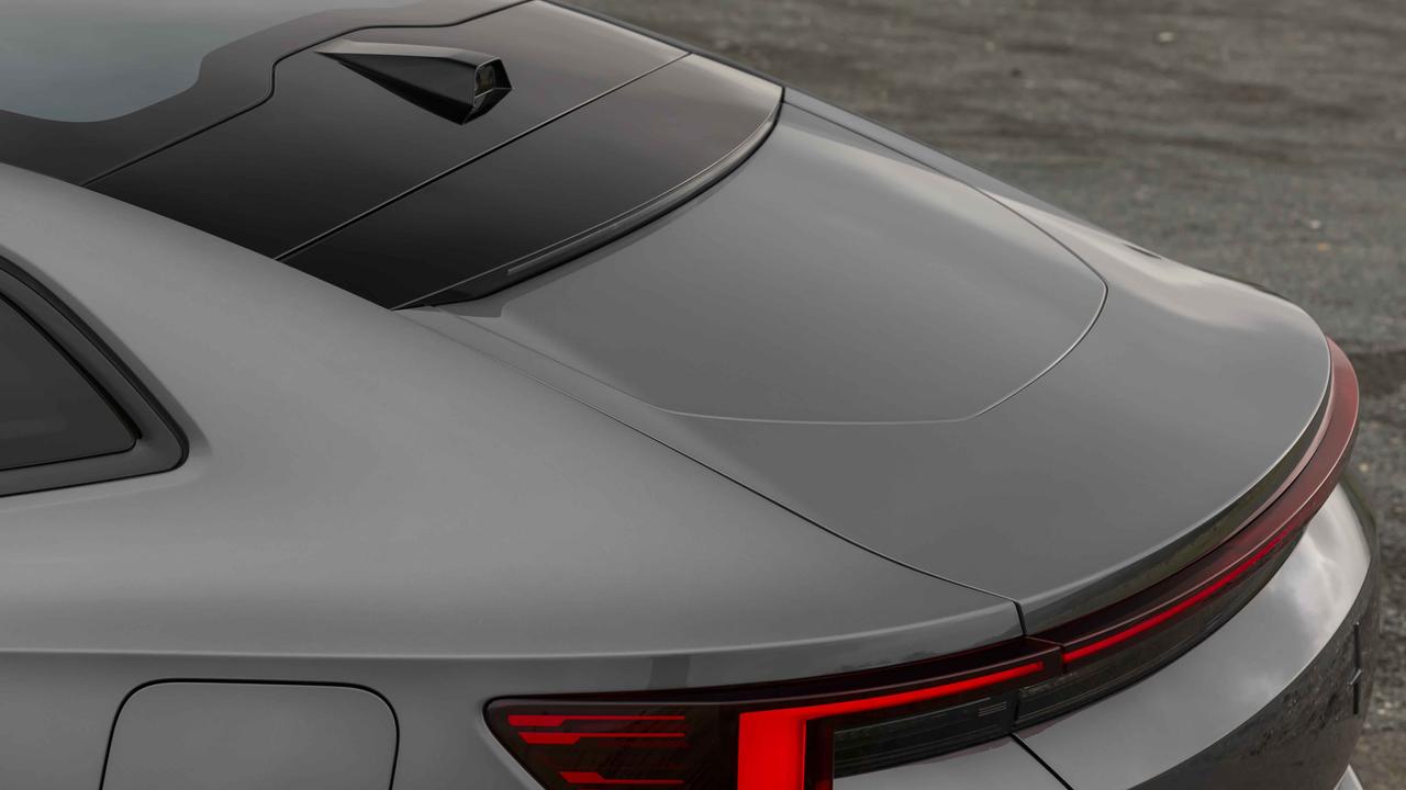 Polestar 4 rear windscreen area