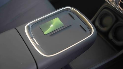 Leapmotor B10 key card on phone trays