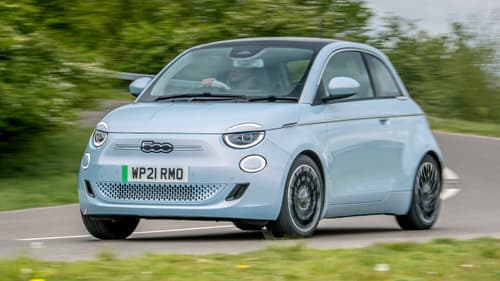 Fiat 500e driving around corner