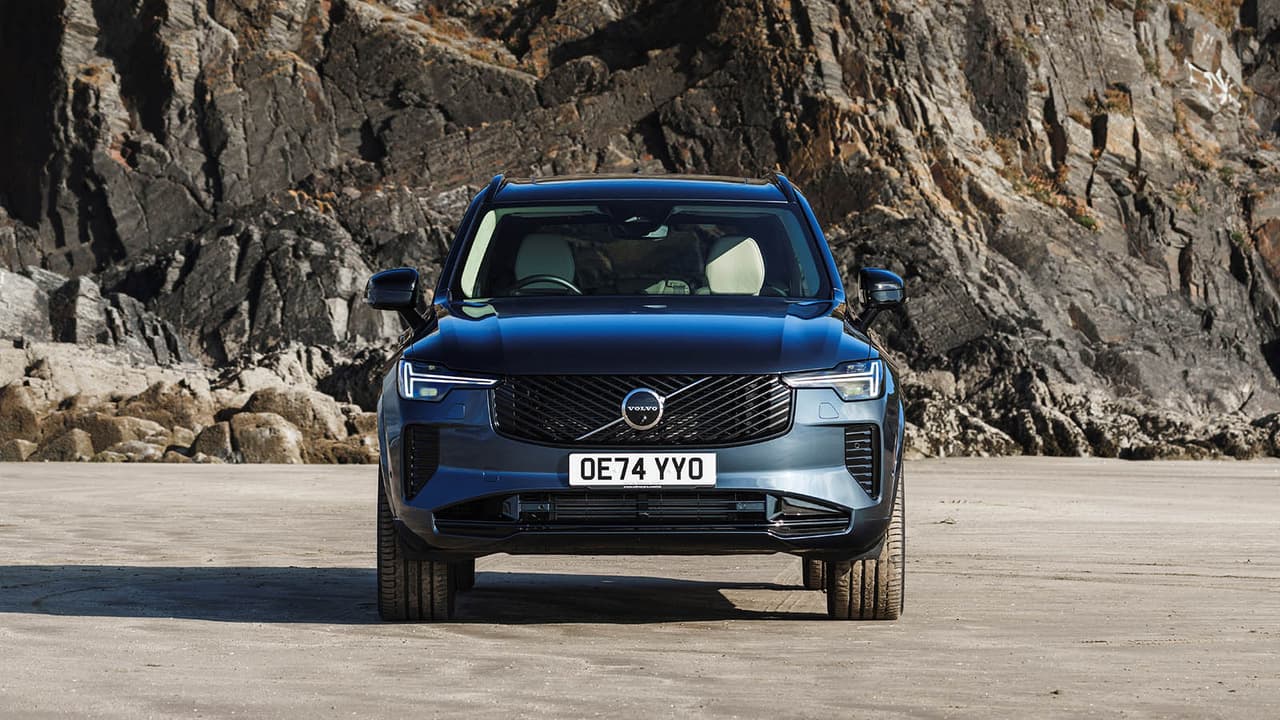 Volvo XC90 in blue, front