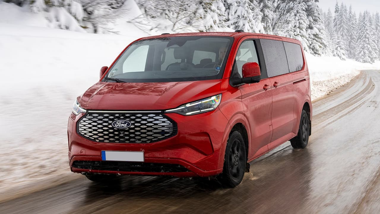 Ford E-Tourneo Custom in red
