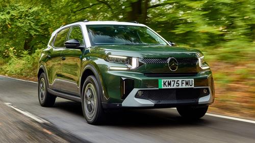 Citroen e-C3 Aircross driving