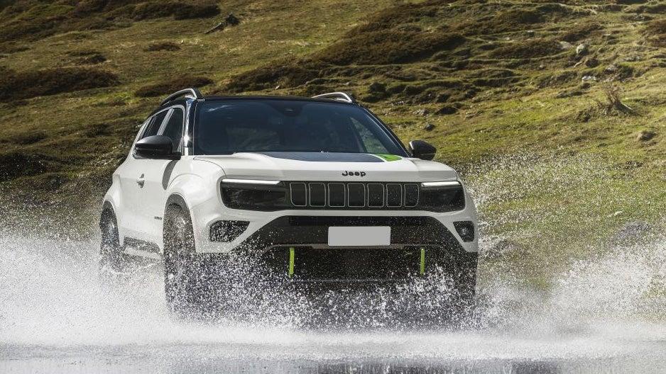 Jeep Avenger 4xe driving through water