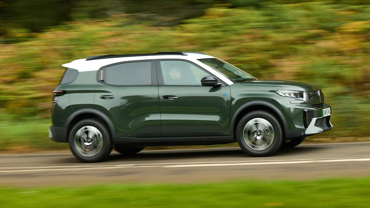 Citroen e-C3 Aircross driving side view