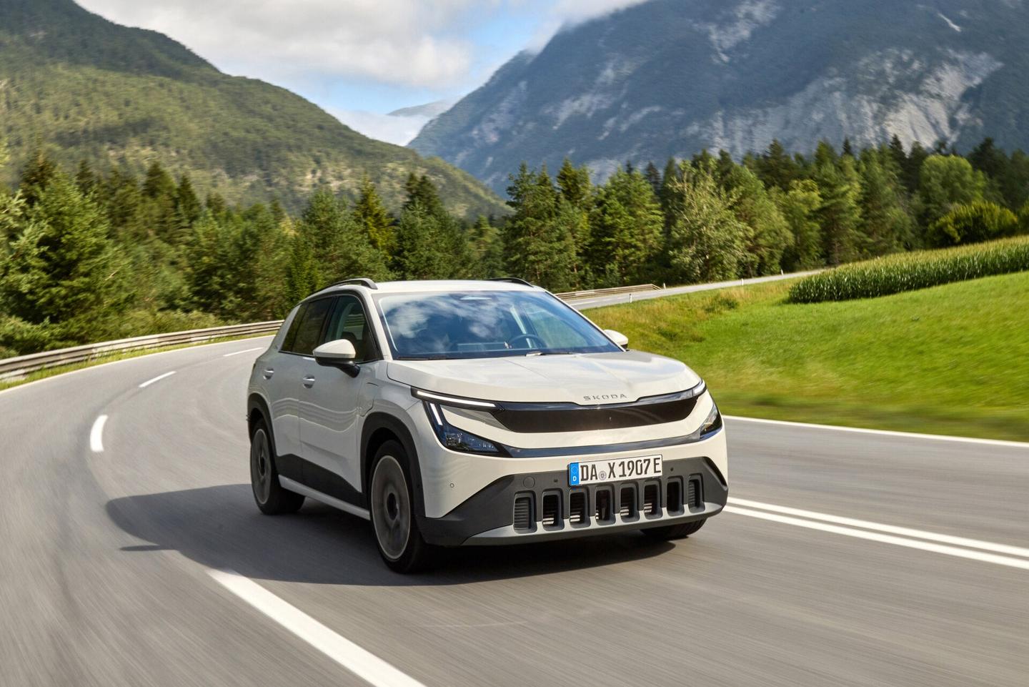 Skoda Epiq driving hero