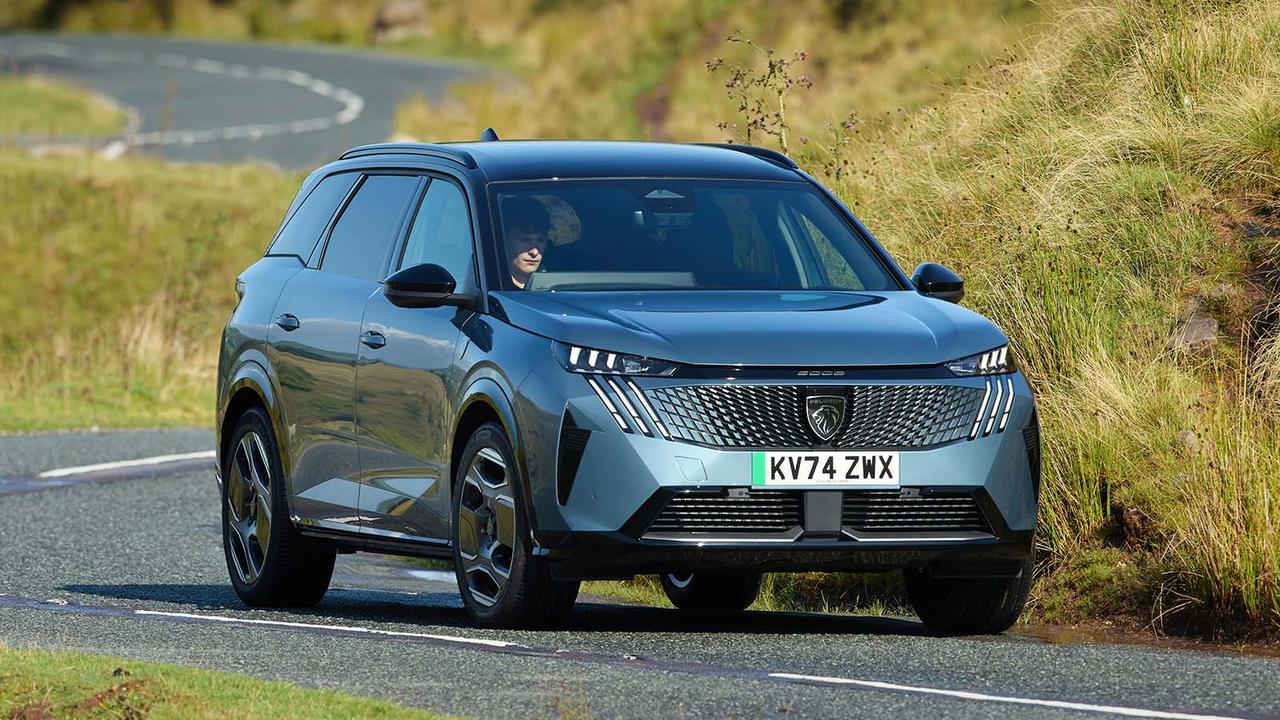 Peugeot 5008 (e-5008) in blue