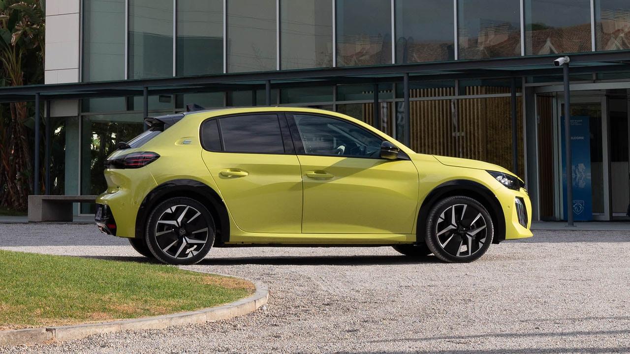 Peugeot e-208 in yellow, side