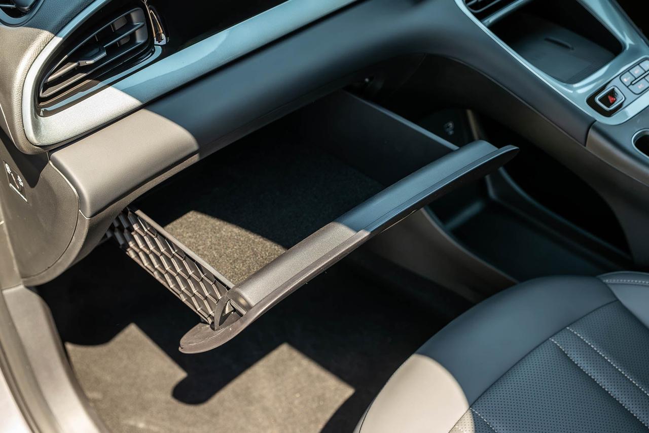 Geely EX2 glove box