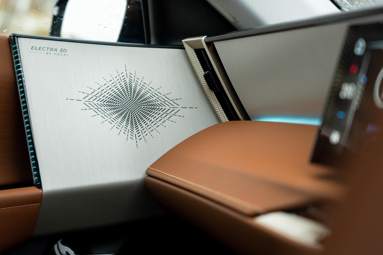 DS No8 driving hero speaker