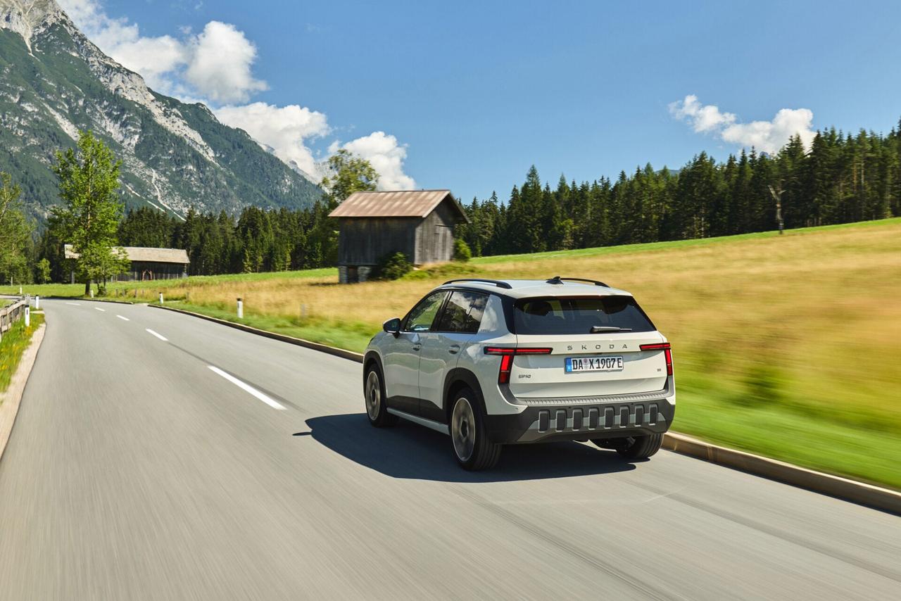Skoda Epiq driving rear farm