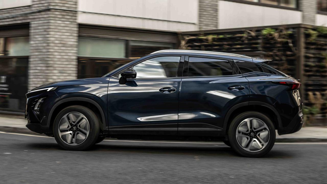 Omoda E5 driving side view