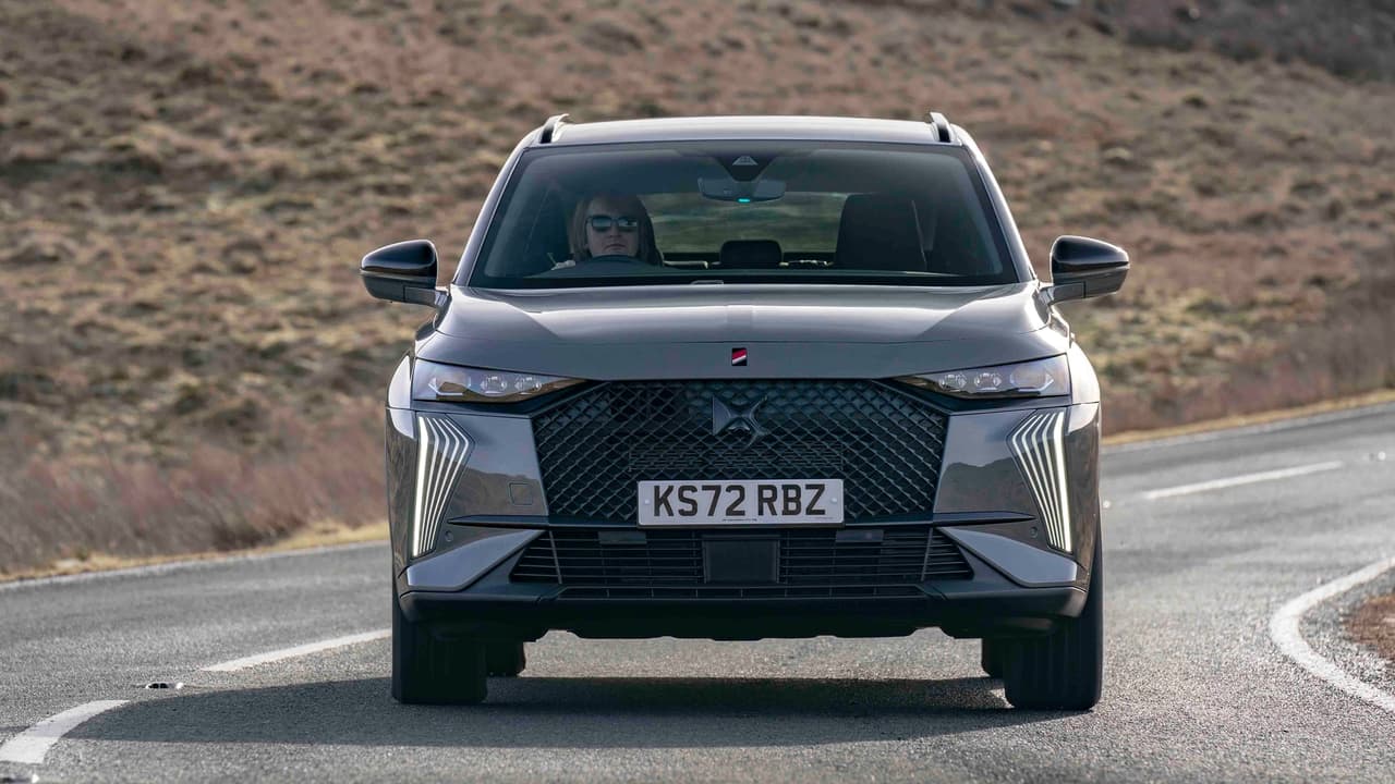 DS 7 driving front view