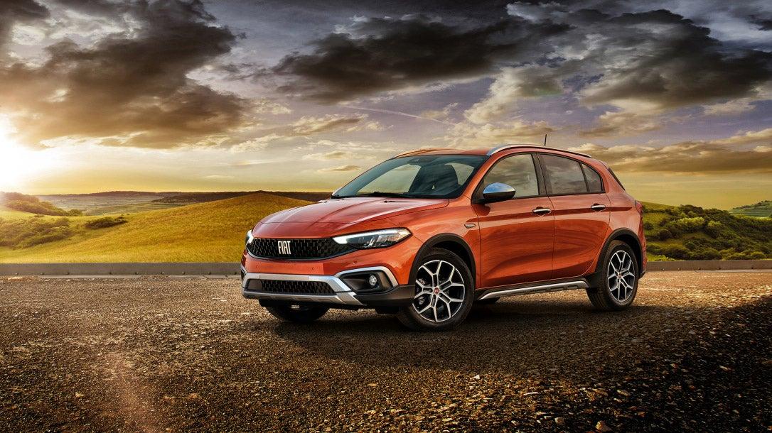 Fiat Tipo Cross in front of sunset
