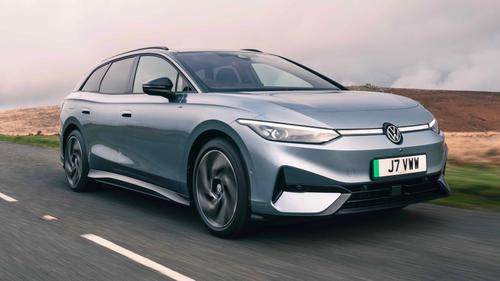 Volkswagen ID.7 Tourer driving