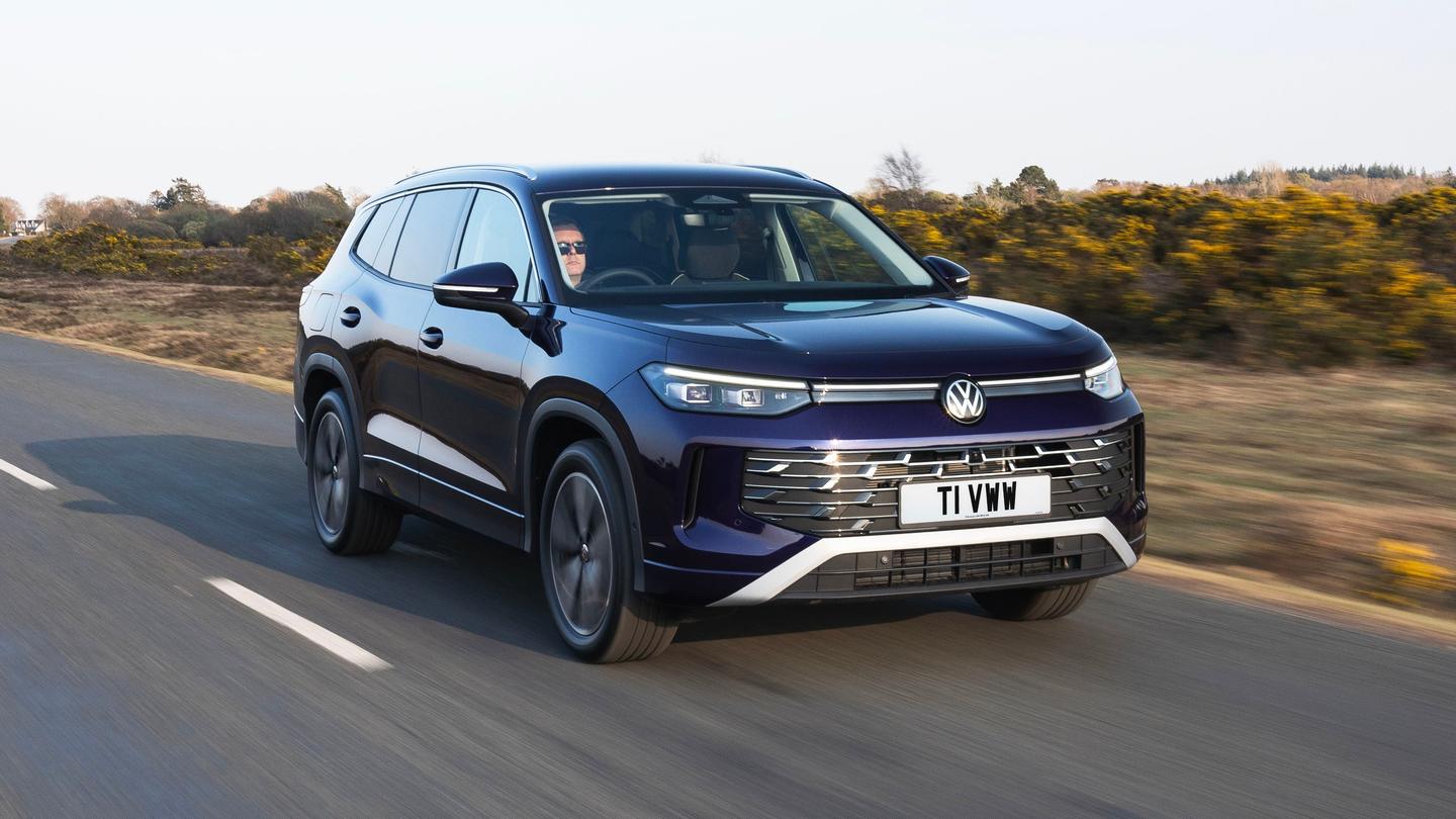 Volkswagen Tayron driving