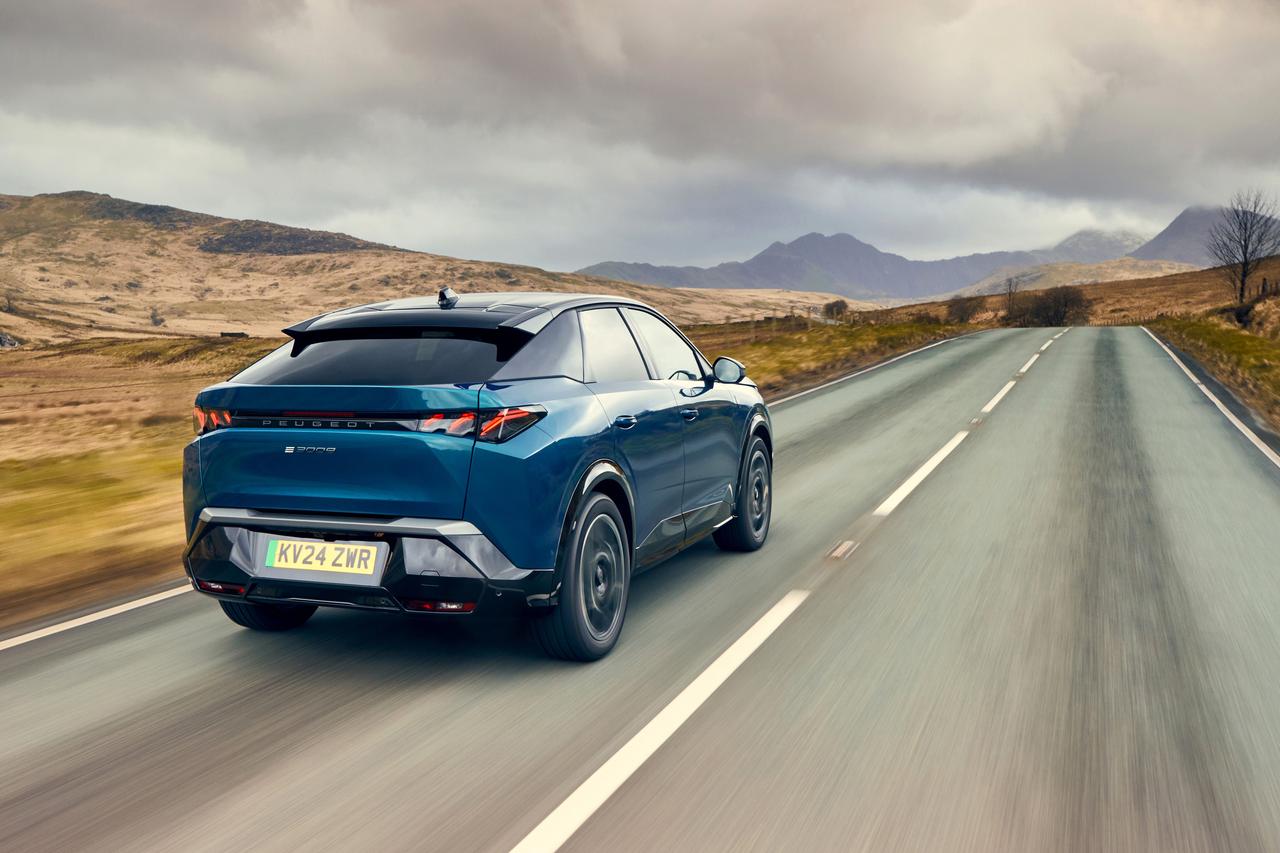 Peugeot e3008 rear driving