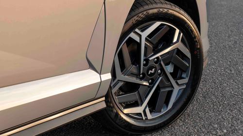 Hyundai Kona alloy wheel