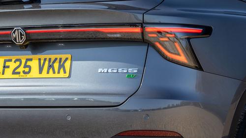 MGS5 EV review badge detail