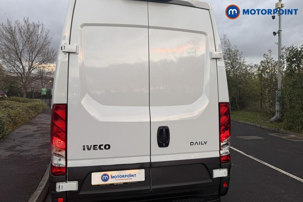 Iveco Daily Business Manual Diesel High Volume-High Roof Van - Stock Number (1597397) - Rear bumper
