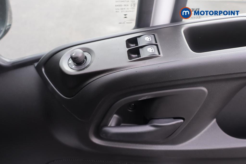 Iveco Daily Business Manual Diesel High Volume-High Roof Van - Stock Number (1597403) - Passenger side