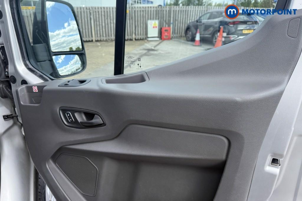 Ford Transit Limited Automatic Diesel Medium Roof Van - Stock Number (1639925) - 8th supplementary image
