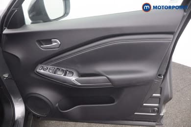 Nissan Juke N-Connecta Manual Petrol SUV - Stock Number (1666069) - 9th supplementary image