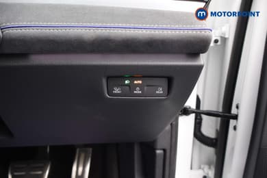 Volkswagen Passat R-Line Automatic Petrol Plug-In Hybrid Estate - Stock Number (1672195) - 18th supplementary image