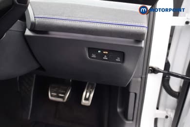 Volkswagen Passat R-Line Automatic Petrol Plug-In Hybrid Estate - Stock Number (1670947) - 18th supplementary image