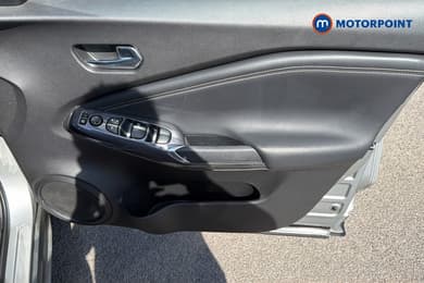 Nissan Juke N-Connecta Automatic Petrol SUV - Stock Number (1669304) - 1st supplementary image