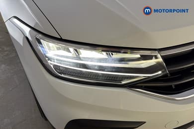 Volkswagen Tiguan Life Manual Petrol SUV - Stock Number (1668817) - 44th supplementary image