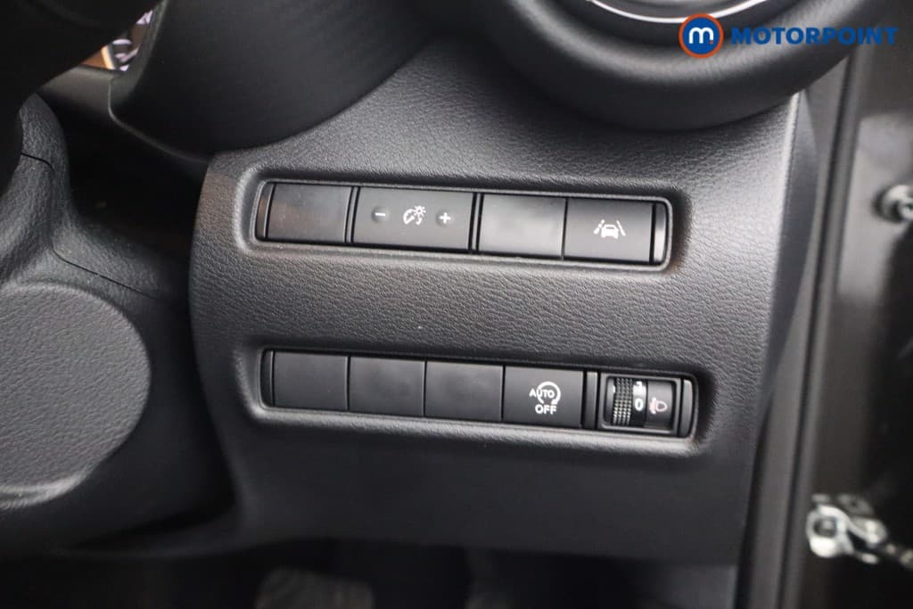 Nissan Juke N-Connecta Automatic Petrol SUV - Stock Number (1669783) - 8th supplementary image