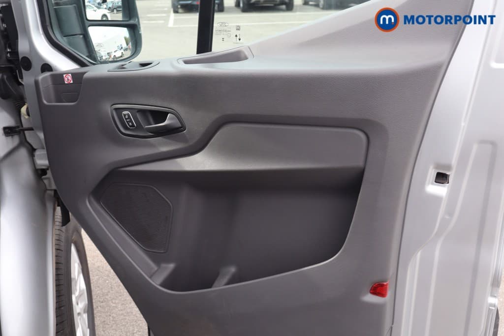 Ford Transit Limited Automatic Diesel Medium Roof Van - Stock Number (1632149) - 8th supplementary image