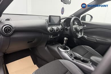 Nissan Juke N-Connecta Manual Petrol SUV - Stock Number (1667166) - 4th supplementary image