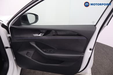 Volkswagen Passat R-Line Automatic Petrol Plug-In Hybrid Estate - Stock Number (1669389) - 9th supplementary image