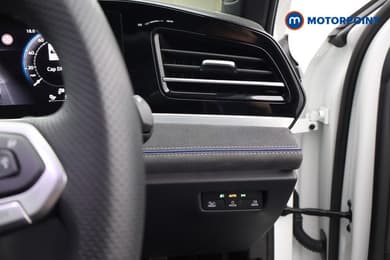 Volkswagen Passat R-Line Automatic Petrol Plug-In Hybrid Estate - Stock Number (1672190) - 9th supplementary image