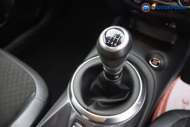 Nissan Juke N-Connecta Manual Petrol SUV - Stock Number (1679908) - 4th supplementary image