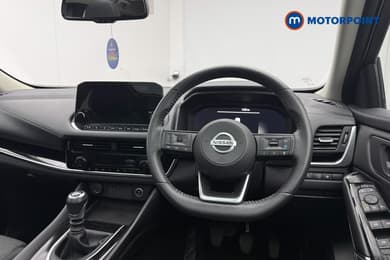 Nissan Qashqai Premiere Edition Manual Petrol SUV - Stock Number (1691473) - 1st supplementary image